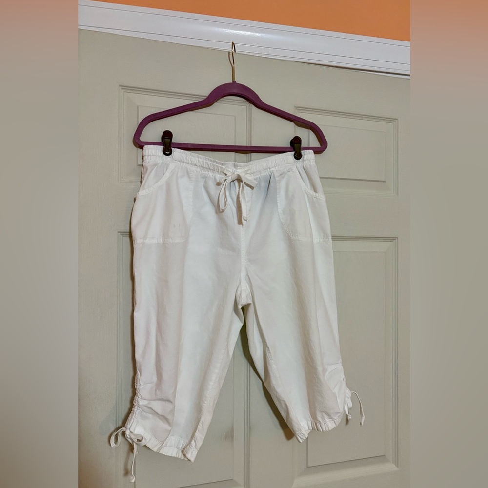 Erika White Cotton Pull on Capris.  Drawstring Waist. Petite Lg Preowned, GUC.